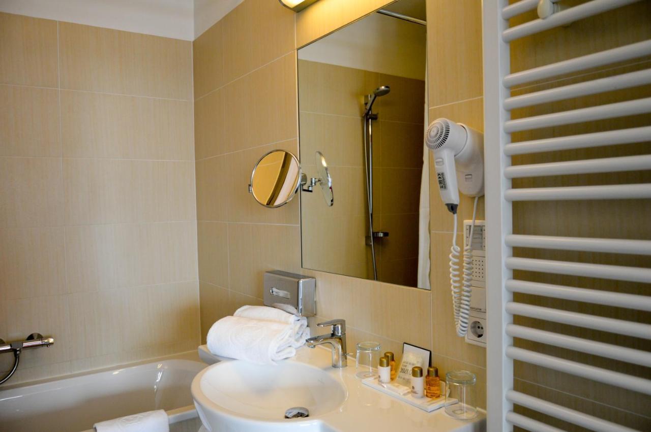 Hotel Roemerhof Тульн Экстерьер фото